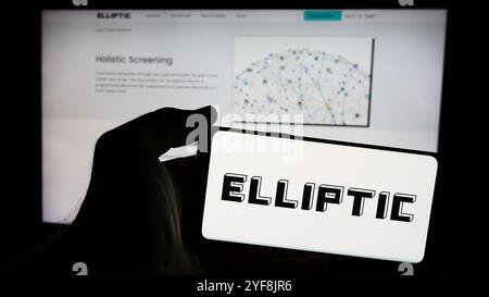 Allemagne. 03 juillet 2024. Dans cette illustration photo, une personne tient un téléphone portable avec le logo de la société britannique de blockchain Elliptic Enterprises Limited en face de la page Web. Crédit : SOPA images Limited/Alamy Live News Banque D'Images