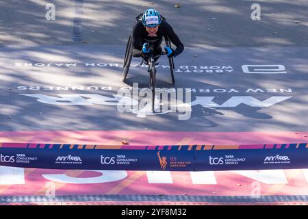 New York, États-Unis. 03 Nov, 2024. Susannah Scaroni, des États-Unis, gagnante du NYC TCS Marathon avec un temps de 1:48:05 approchant la ligne d'arrivée à Central Park à New York le 3 novembre 2024. (Photo de Lev Radin/Sipa USA) crédit : Sipa USA/Alamy Live News Banque D'Images