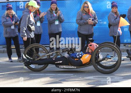 New York, États-Unis. 03 Nov, 2024. NEW YORK, ÉTATS-UNIS - 3 NOVEMBRE : les participants de la division fauteuil roulant célèbrent après avoir couru dans les rues de New York lors du 53e Marathon annuel de New York le 3 novembre 2024. Le parcours de 42 kilomètres du marathon emmène les participants de Staten Island à travers Brooklyn, Queens et le Bronx, terminant à Central Park, Manhattan, avec des milliers de personnes qui les encouragent. (Photo : Giada Papini Rampelotto/EuropaNewswire/Sipa USA) crédit : Sipa USA/Alamy Live News Banque D'Images