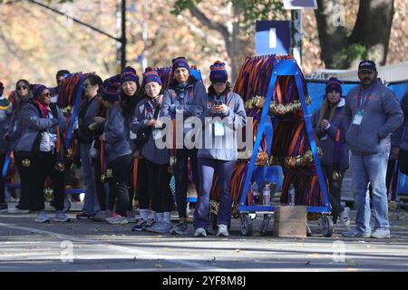 New York, États-Unis. 03 Nov, 2024. NEW YORK, ÉTATS-UNIS - 3 NOVEMBRE : médailles pour les participants après avoir couru dans les rues de New York lors du 53e Marathon annuel de New York le 3 novembre 2024. Le parcours de 42 kilomètres du marathon emmène les participants de Staten Island à travers Brooklyn, Queens et le Bronx, terminant à Central Park, Manhattan, avec des milliers de personnes qui les encouragent. (Photo : Giada Papini Rampelotto/EuropaNewswire/Sipa USA) crédit : Sipa USA/Alamy Live News Banque D'Images