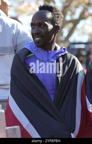 New York. 03 Nov, 2024. NEW YORK, ÉTATS-UNIS - 03 NOVEMBRE : Albert Korir du Kenya pose après avoir reçu une troisième médaille pour son arrivée dans la division Professional Mens Open lors du marathon TCS de New York 2024 le 03 novembre 2024 à New York. (Crédit : Giada Papini Rampelotto/EuropaNewswire)/dpa/Alamy Live News Banque D'Images