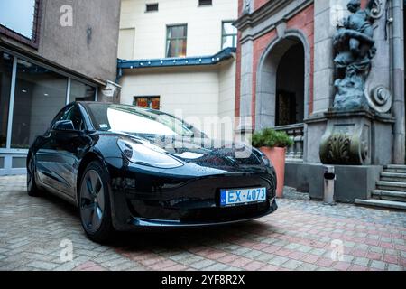 Riga, Lettonie le 15 août 2023 - la Tesla Model 3 est une berline de luxe compacte quatre portes entièrement électrique fabriquée et vendue par Tesla. Banque D'Images