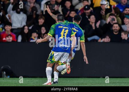 Tim Cahill et son fils Kyah Cahill du XI de Cahill célèbrent le but de Tim lors du match d'exposition Joga Bonito Tour entre le XI de Ronaldinho et le XI de Cahill au CommBank Stadium de Sydney. Le Joga Bonito Tour est un match de football organisé au CommBank Stadium de Sydney le 1er novembre 2024. Le match a été joué entre le XI de Ronaldinho et le XI de Cahill, menés respectivement par l'ancien footballeur brésilien Ronaldinho et l'ancien footballeur australien Tim Cahill. Les deux équipes étaient composées de plusieurs anciens footballeurs notables tels que Brett Emerton, Kevin-Prince Boateng, Aaron Mooy Banque D'Images