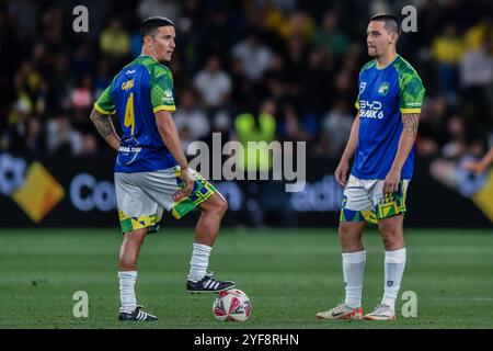 Tim Cahill et son fils Kyah Cahill du XI de Cahill prêts à donner le coup d'envoi et à reprendre le jeu après avoir concédé un but lors du match de l'exposition Joga Bonito Tour entre le XI de Ronaldinho et le XI de Cahill au CommBank Stadium de Sydney. Le Joga Bonito Tour est un match de football organisé au CommBank Stadium de Sydney le 1er novembre 2024. Le match a été joué entre le XI de Ronaldinho et le XI de Cahill, menés respectivement par l'ancien footballeur brésilien Ronaldinho et l'ancien footballeur australien Tim Cahill. Les deux équipes étaient composées de plusieurs anciens footballeurs notables tels que Brett Emerton, Kev Banque D'Images