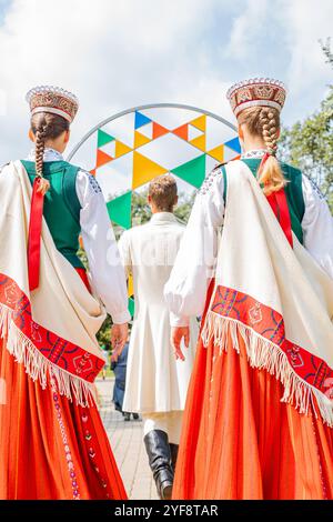 Jeunes en costumes nationaux lettons au Festival letton de la chanson et de la danse Banque D'Images