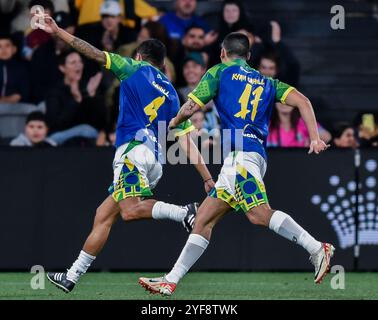 Tim Cahill et son fils Kyah Cahill du XI de Cahill célèbrent le but de Tim lors du match d'exposition Joga Bonito Tour entre le XI de Ronaldinho et le XI de Cahill au CommBank Stadium de Sydney. Le Joga Bonito Tour est un match de football organisé au CommBank Stadium de Sydney le 1er novembre 2024. Le match a été joué entre le XI de Ronaldinho et le XI de Cahill, menés respectivement par l'ancien footballeur brésilien Ronaldinho et l'ancien footballeur australien Tim Cahill. Les deux équipes étaient composées de plusieurs anciens footballeurs notables tels que Brett Emerton, Kevin-Prince Boateng, Aaron Mooy Banque D'Images