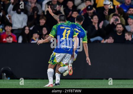 Tim Cahill et son fils Kyah Cahill du XI de Cahill célèbrent le but de Tim lors du match d'exposition Joga Bonito Tour entre le XI de Ronaldinho et le XI de Cahill au CommBank Stadium de Sydney. Le Joga Bonito Tour est un match de football organisé au CommBank Stadium de Sydney le 1er novembre 2024. Le match a été joué entre le XI de Ronaldinho et le XI de Cahill, menés respectivement par l'ancien footballeur brésilien Ronaldinho et l'ancien footballeur australien Tim Cahill. Les deux équipes étaient composées de plusieurs anciens footballeurs notables tels que Brett Emerton, Kevin-Prince Boateng, Aaron Mooy Banque D'Images