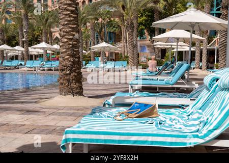 Chaises longues autour de la piscine à l'hôtel Atlantis The Palm 5 étoiles à Dubaï. Émirats arabes Unis, 2024 Banque D'Images