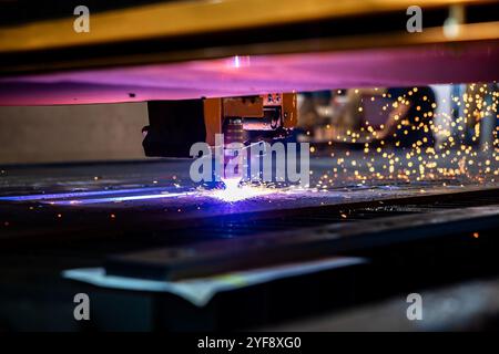 Usinage métallurgique découpe au plasma de métal CNC gravure au laser.Concept contexte technologie industrielle moderne. Banque D'Images