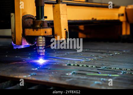 Usinage métallurgique découpe au plasma de métal CNC gravure au laser.Concept contexte technologie industrielle moderne. Banque D'Images