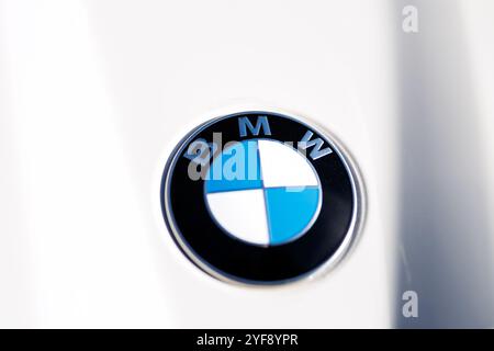 Spitzingsee, Allemagne. 01 novembre 2024. Le logo de la marque BMW est visible sur le capot de l'un des véhicules du constructeur à Spitzingsee (Bavière) le 01.11.2024. Bayerische Motoren Werke Aktiengesellschaft (BMW Group) est une marque déposée pour automobiles du constructeur automobile allemand BMW, basé à Munich. La marque du fabricant d'automobiles et de motos répertorié montre les couleurs de l'État libre de Bavière blanc et bleu avec ses quarts de cercles. Crédit : Matthias Balk/dpa/Alamy Live News Banque D'Images