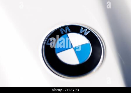 Spitzingsee, Allemagne. 01 novembre 2024. Le logo de la marque BMW est visible sur le capot de l'un des véhicules du constructeur à Spitzingsee (Bavière) le 01.11.2024. Bayerische Motoren Werke Aktiengesellschaft (BMW Group) est une marque déposée pour automobiles du constructeur automobile allemand BMW, basé à Munich. La marque du fabricant d'automobiles et de motos répertorié montre les couleurs de l'État libre de Bavière blanc et bleu avec ses quarts de cercles. Crédit : Matthias Balk/dpa/Alamy Live News Banque D'Images