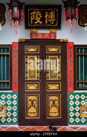 Malaisie : maison sino-portugaise traditionnelle, 94 Lebuh Armenian (rue arménienne), Georgetown, Pulau Penang (île de Penang). Une grande partie de l'architecture traditionnelle de Georgetown est distinctement sino-portugaise, également connue sous le nom d'architecture Peranakan. Influencé par les colons chinois migrants du sud de la Chine, il partage beaucoup avec l'architecture des colonies chinoises des détroits voisins dans les villes malaisiennes et thaïlandaises de Penang et Phuket, et avec Singapour. Banque D'Images