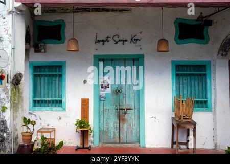 Malaisie : Langit Senja Kopi (café), 93 Lebuh Armenian (rue arménienne), Georgetown, Pulau Penang (île de Penang). Une grande partie de l'architecture traditionnelle de Georgetown est distinctement sino-portugaise, également connue sous le nom d'architecture Peranakan. Influencé par les colons chinois migrants du sud de la Chine, il partage beaucoup avec l'architecture des colonies chinoises des détroits voisins dans les villes malaisiennes et thaïlandaises de Penang et Phuket, et avec Singapour. Banque D'Images