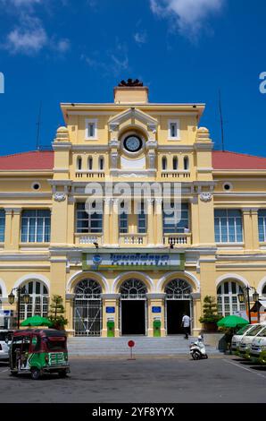 Cambodge : la poste centrale de Phnom Penh de la période coloniale française du XIXe siècle, conçue par l'urbaniste et architecte français Daniel Fabre. Phnom Penh se trouve sur le côté ouest du fleuve Mékong à l'endroit où il est rejoint par la rivière SAP et se divise en la rivière Bassac, faisant un lieu de rencontre de quatre grandes voies navigables connues en cambodgien sous le nom de Chatomuk ou «quatre faces». Elle est au cœur de la vie cambodgienne depuis peu après l’abandon d’Angkor au milieu du XIVe siècle et en est la capitale depuis 1866. Banque D'Images