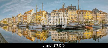 Panorama du New Harbour de Copenhague et de ses bâtiments colorés reflétés dans l'eau, Danemark, 02 novembre 2024 Banque D'Images