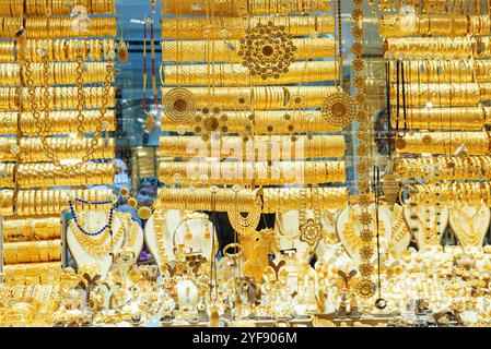 Magasin de bijoux à Istanbul, Turquie. Colliers et bracelets en or Banque D'Images