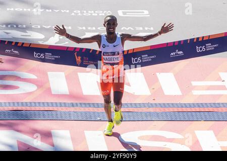 New York, États-Unis. 03 Nov, 2024. Abdi Nageeye des pays-Bas vainqueur du NYC TCS Marathon avec un temps de 2:07:39 franchissant la ligne d'arrivée à Central Park. (Photo de Lev Radin/Pacific Press) crédit : Pacific Press Media production Corp./Alamy Live News Banque D'Images