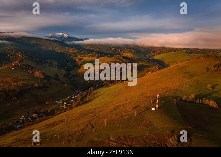 Osturna, Slovaquie - vue panoramique sur le parc national des Hautes Tatras montagnes un matin ensoleillé d'automne avec des couleurs chaudes dorées du lever du soleil sur le feuillage, radio Banque D'Images