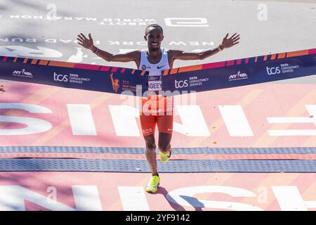 New York, New York, États-Unis. 3 novembre 2024. Abdi Nageeye des pays-Bas vainqueur du NYC TCS Marathon avec un temps de 2:07:39 franchissant la ligne d'arrivée à Central Park. (Crédit image : © Lev Radin/Pacific Press via ZUMA Press Wire) USAGE ÉDITORIAL SEULEMENT! Non destiné à UN USAGE commercial ! Banque D'Images