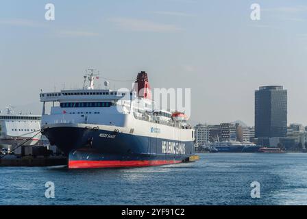 pireaus, grèce, 30 octobre 2024, ferry nissos samos, exploité par hellenic seaways dans le port *** pireaus, griechenland, 30. okt 2024, fährschiff nissos samos, betrieben von hellenic Seaways im hafen Copyright : xx Banque D'Images