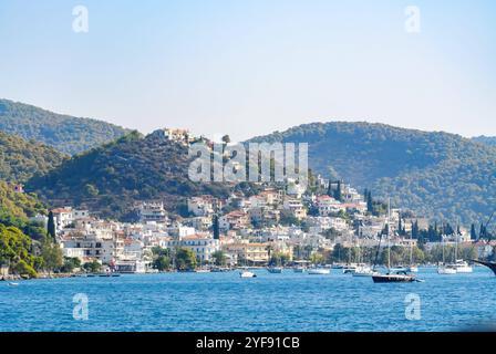 Île de poros vue d'un navire *** Insel Poros von einem Schiff aus gesehen Copyright : xx Banque D'Images