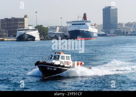 pireaus, grèce, 30 octobre 2024, navire-pilote dans le port *** pireaus, griechenland, 30. oktober 2024, lotsenschiff im hafen Copyright : xx Banque D'Images