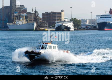 pireaus, grèce, 30 octobre 2024, navire-pilote dans le port *** pireaus, griechenland, 30. oktober 2024, lotsenschiff im hafen Copyright : xx Banque D'Images