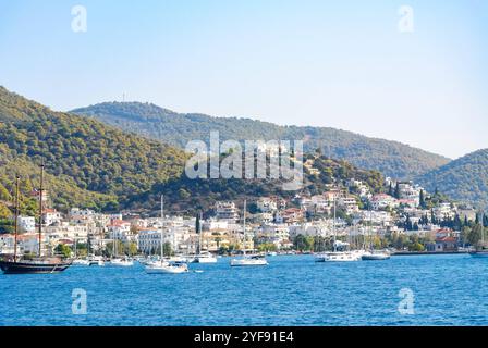 Île de poros vue d'un navire *** Insel Poros vom Schiff aus gesehen Copyright : xx Banque D'Images