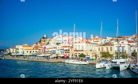 Île de poros vue d'un navire *** Insel Poros vom Schiff aus gesehen Copyright : xw. Simlingerx Banque D'Images