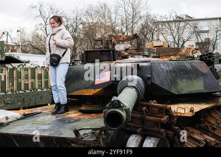 Une fille pose sur un char américain M1 Abrams capturé par les troupes russes en Ukraine, à Pétersbourg. La machinerie militaire capturée a été apportée à Pétersbourg, qui deviendra des expositions pour la Journée de l'unité nationale de la Russie sur le territoire du musée et parc historique 'Russie - mon histoire' à partir du 4 novembre. Des chars capturés, des véhicules de combat d'infanterie et des véhicules blindés étaient en service dans les forces armées ukrainiennes et des pays de l'OTAN et ont été capturés dans les directions de Kharkiv et Soumy lors d'une opération militaire spéciale en Ukraine. L'exposition présentera 22 unités de an chenillé Banque D'Images