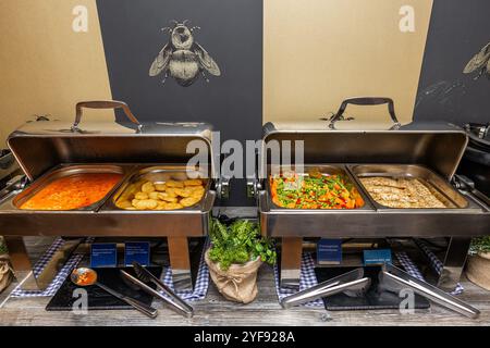 Buffet gastronomique avec légumes et crêpes avec confiture à l'hôtel Banque D'Images