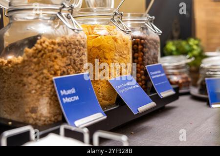 Buffet haut de gamme avec décor sur le thème du miel et sélection de plats gastronomiques dans l'hôtel Banque D'Images