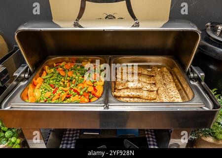 Buffet gastronomique avec légumes et crêpes avec confiture à l'hôtel Banque D'Images