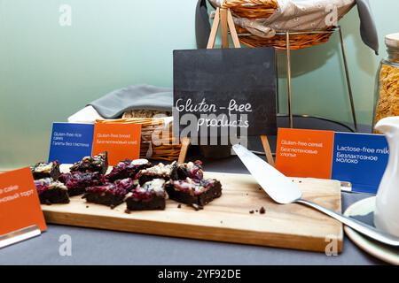 Assortiment de produits de boulangerie sans gluten exposés pour un petit déjeuner sain à l'hôtel Banque D'Images