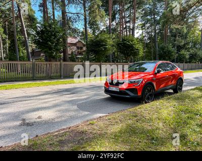 Riga, Lettonie - 01.10.2023 : Renault Arkana RS-line est un SUV multisegment compact E-Tech hybride. Constructeur automobile français. Banque D'Images