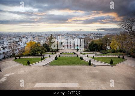 Vue panoramique sur Paris au lever du soleil du matin depuis la colline de Montmartre. Banque D'Images