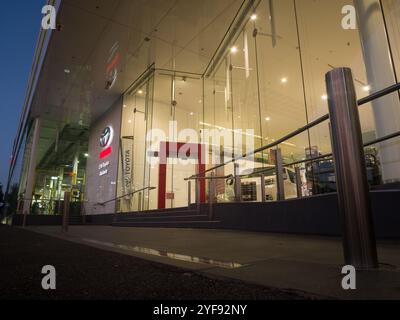 Vue extérieure de la concession CMI Toyota avec ciel nocturne sur West Terrace à Adélaïde, Australie. Banque D'Images