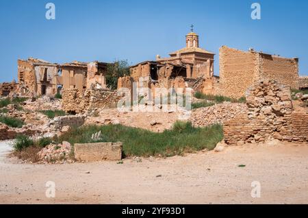 Une petite chapelle avec une coupole intacte en forme de lanterne et une croix se dresse au milieu des ruines de la vieille ville de Belchite dans la province de Zaragoza en Aragon, Espagne. Banque D'Images