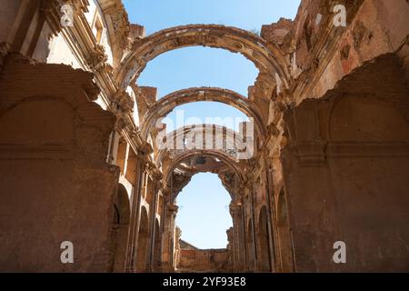 Une petite chapelle avec une coupole intacte en forme de lanterne et une croix se dresse au milieu des ruines de la vieille ville de Belchite dans la province de Zaragoza en Aragon, Espagne. Banque D'Images