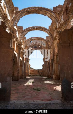 Une petite chapelle avec une coupole intacte en forme de lanterne et une croix se dresse au milieu des ruines de la vieille ville de Belchite dans la province de Zaragoza en Aragon, Espagne. Banque D'Images
