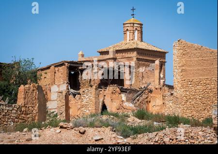 Une petite chapelle avec une coupole intacte en forme de lanterne et une croix se dresse au milieu des ruines de la vieille ville de Belchite dans la province de Zaragoza en Aragon, Espagne. Banque D'Images