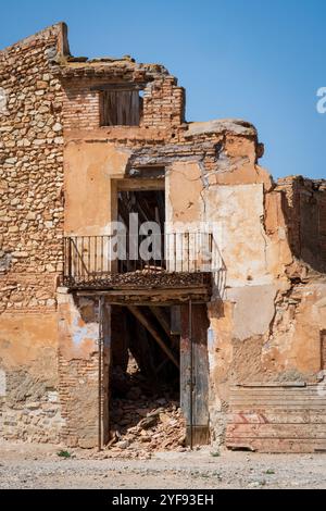 Une petite chapelle avec une coupole intacte en forme de lanterne et une croix se dresse au milieu des ruines de la vieille ville de Belchite dans la province de Zaragoza en Aragon, Espagne. Banque D'Images