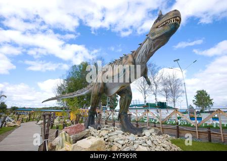 KIROV, RUSSIE - 30 AOÛT 2017 : sculpture d'un dinosaure prédateur géant - carnotaure gros plan. Parc paléontologique pour enfants 'Yurkin Park' Banque D'Images