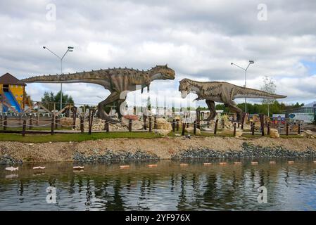 KIROV, RUSSIE - 30 AOÛT 2017 : Tyrannosaurus Rex et carnotaurus. Sculptures de dinosaures prédateurs dans le Parc des enfants Banque D'Images