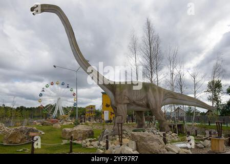 KIROV, RUSSIE - 30 AOÛT 2017 : Mamenchisaurus est un dinosaure herbivore dans le parc paléontologique pour enfants 'Yurkin Park' dans l'après-midi nuageux Banque D'Images