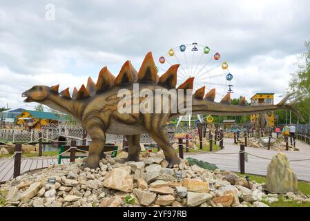 KIROV, RUSSIE - 30 AOÛT 2017 : sculpture d'un stégosaure gros plan par jour nuageux. 'Yurkin Park' - parc d'attractions à thème pour enfants Banque D'Images