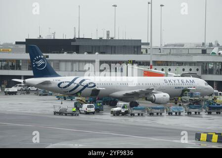 AMSTERDAM, PAYS-BAS - 30 SEPTEMBRE 2017 : Airbus A321-212 (F-GTAE) d'Air France (livrée SkyTeam) en service sur l'aéroport de Schiphol Banque D'Images