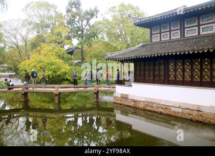 Les touristes apprécient les paysages d'automne au jardin de l'humble Administrateur dans la ville de Suzhou, province de Jiangsu de l'est de la Chine, 30 octobre 2024. Banque D'Images