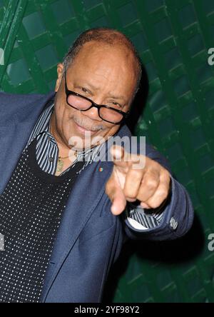 Los Angeles, États-Unis. 04th Nov, 2024. Photo - Quincy Jones assiste à la première mondiale de la vidéo My Valentine à la boutique Stella McCartney à Los Angeles, CA, USA, le 13 avril 2012. Quincy Jones, musicien et producteur qui a travaillé avec Michael Jackson, Frank Sinatra et beaucoup d'autres, meurt à l'âge de 91 ans. Photo de Lionel Hahn/ABACAPRESS. COM Credit : Abaca Press/Alamy Live News Banque D'Images